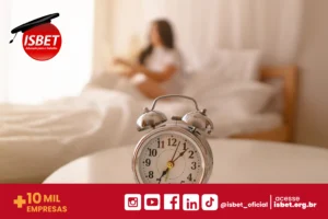 Banner feito do canva com relógio despertador em destaque fazendo alusão ao titulo 7 hábitos matinais de rotina produtiva para estudantes