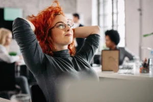 Jovem apresentando projeto no trabalho com autoconfiança