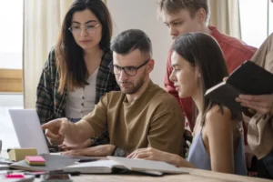 Na imagem jovens e rh conversam sobre cota de aprendizagem