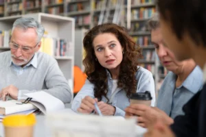 Jovens aprendizes trabalhando em empresa como parte da cota de aprendizes.
