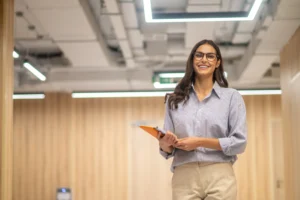 Estudante aplicando na prática as vantagens do estágio para estudantes