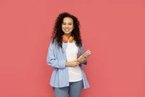 Jovem aproveitando as vantagens do programa Jovem Aprendiz no trabalho