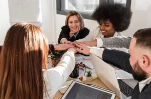 Grupo de estagiários e aprendizes participando de capacitação promovida pelo ISBET, se preparando para atuar como futuras lideranças em Recursos Humanos.