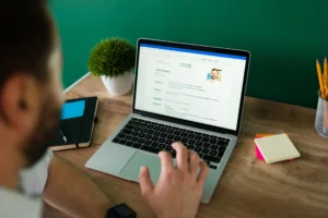 Estagiários e aprendizes do ISBET em treinamento para desenvolver competências essenciais para lideranças em Recursos Humanos.