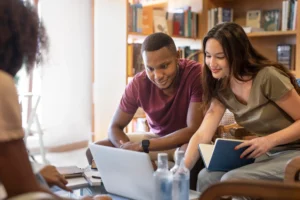 educação profissional para jovens com aulas práticas.