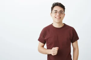 jovem aprendiz desenvolvendo atividades profissionais.