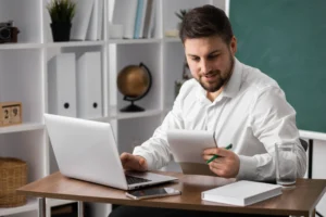 Profissional de RH avaliando formas de contratação para alinhar estratégia e conformidade.