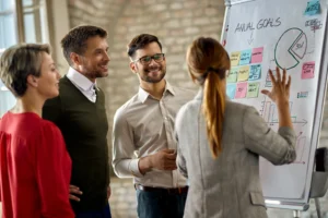Funcionário proativo liderando brainstorming no ambiente corporativo.