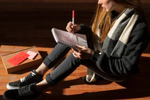 Jovem pensando sobre seus talentos e habilidades naturais.